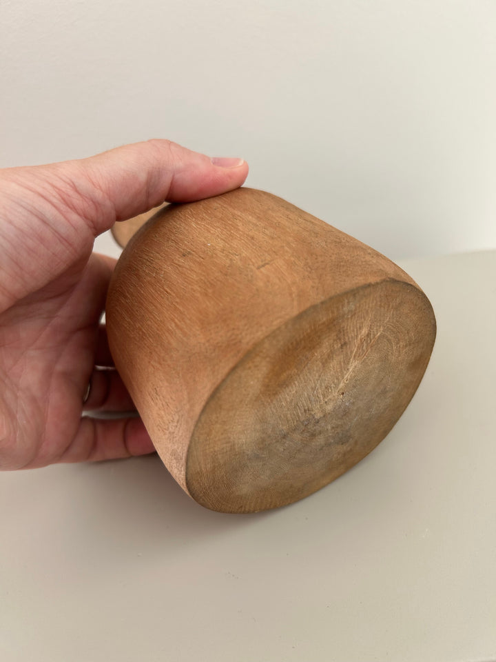 Aards afrikaans houten vaasje met zwarte halslijn