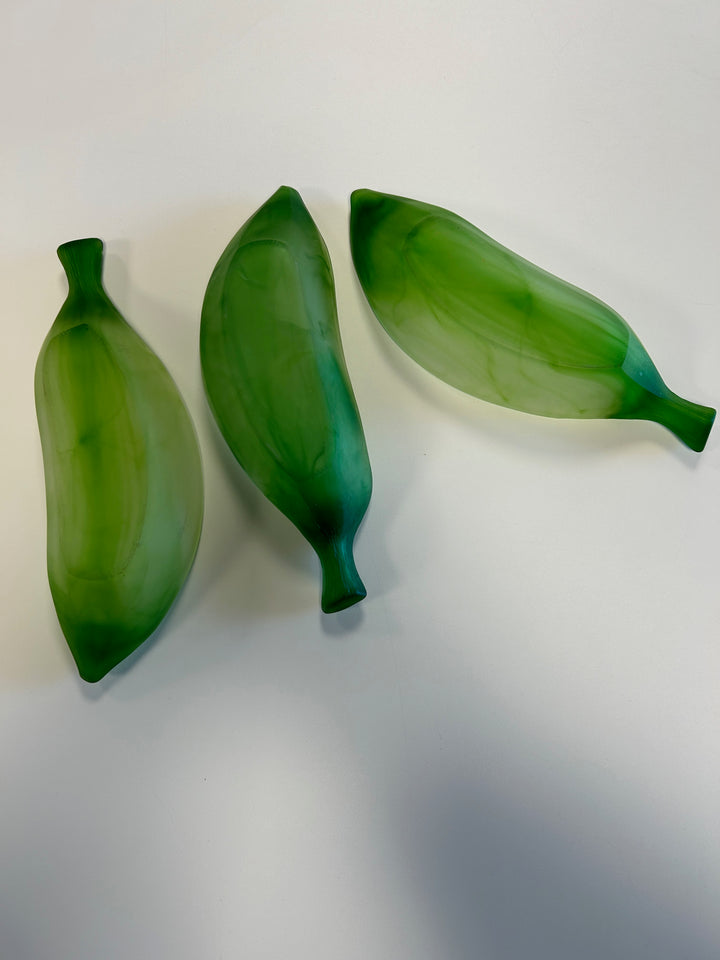 Set van 3 vintage Franse glazen schaaltjes in blad-/peulvorm – groen matglas – 26 x 8 x 4,5 cm