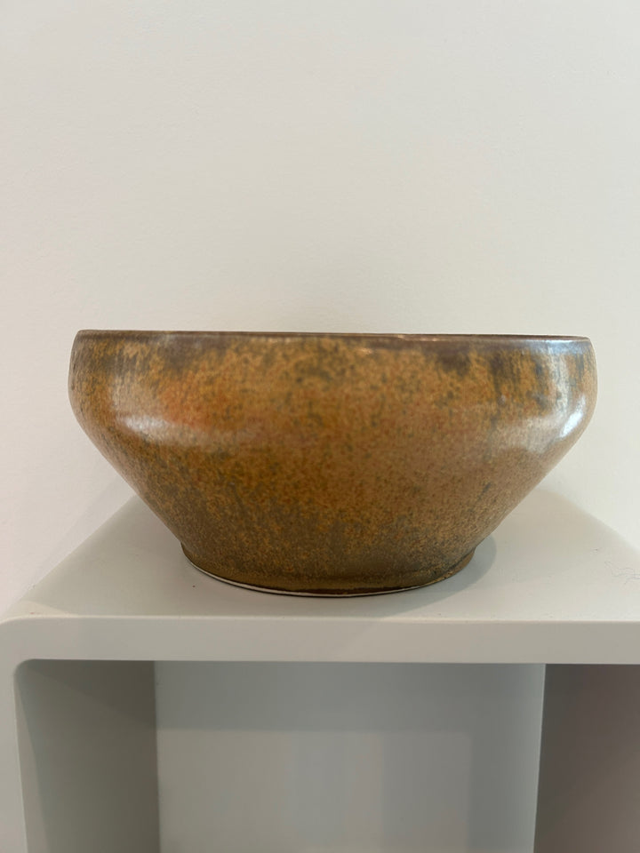 Handgemaakte keramische studioschaal met bruin-oker glazuur – Gesigneerd S – 23 x 23 x 10,5 cm