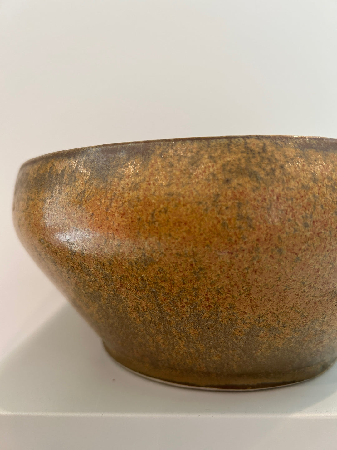 Handgemaakte keramische studioschaal met bruin-oker glazuur – Gesigneerd S – 23 x 23 x 10,5 cm