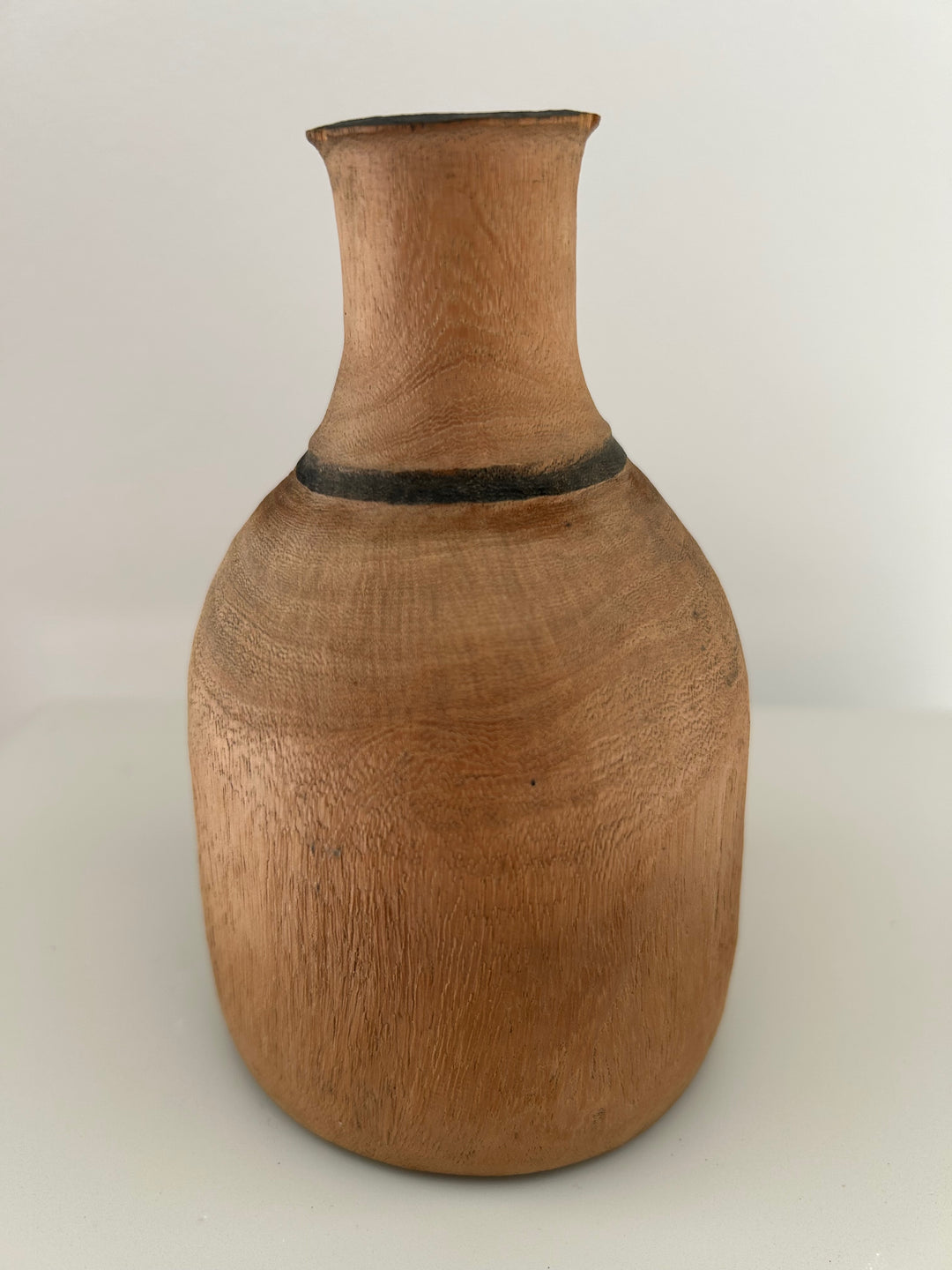 Aards afrikaans houten vaasje met zwarte halslijn