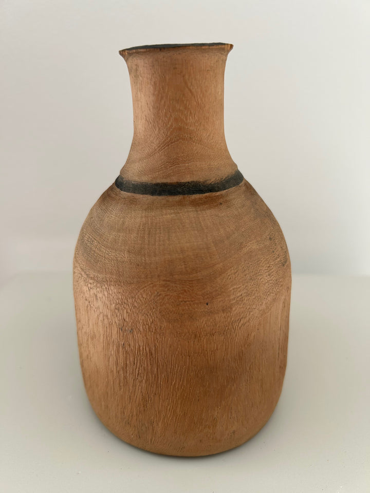 Aards afrikaans houten vaasje met zwarte halslijn