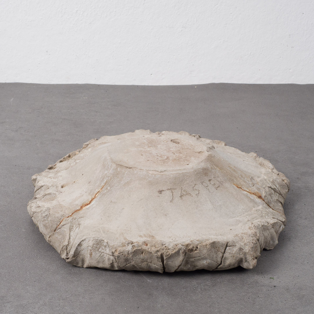 Kunstwerk in de vorm van een betonnen blad