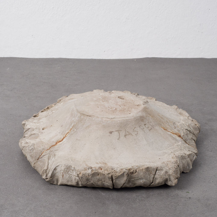 Kunstwerk in de vorm van een betonnen blad