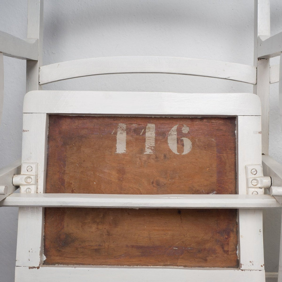 Vintage bank met houten klapstoelen uit een theater - De Tuin Der Kunsten