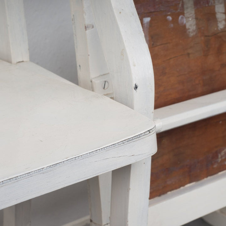 Vintage bank met houten klapstoelen uit een theater - De Tuin Der Kunsten