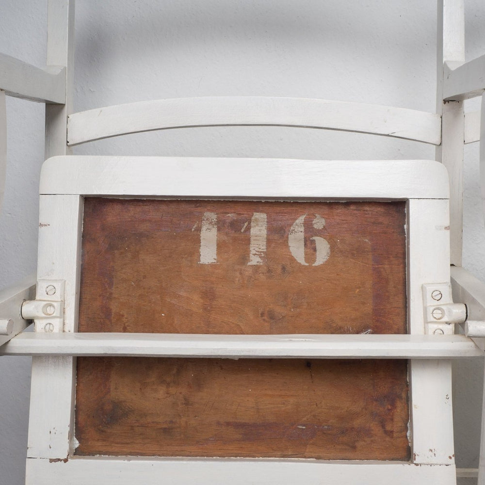 Vintage bank met houten klapstoelen uit een theater - De Tuin Der Kunsten
