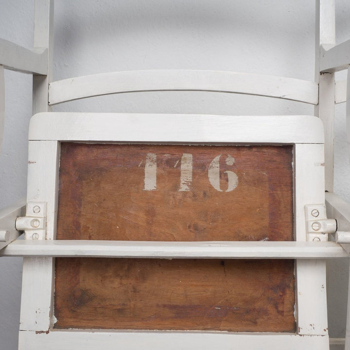 Vintage bank met houten klapstoelen uit een theater - De Tuin Der Kunsten