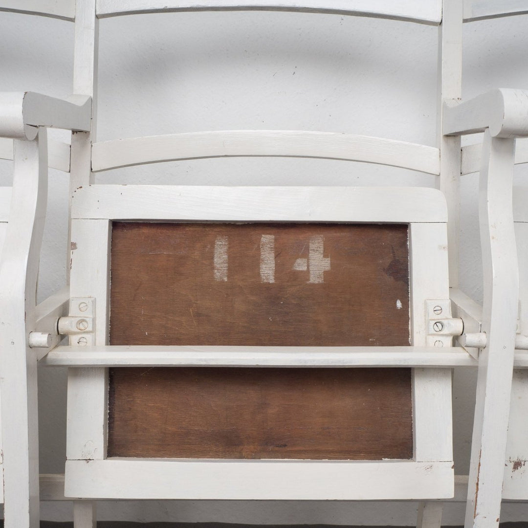 Vintage bank met houten klapstoelen uit een theater - De Tuin Der Kunsten
