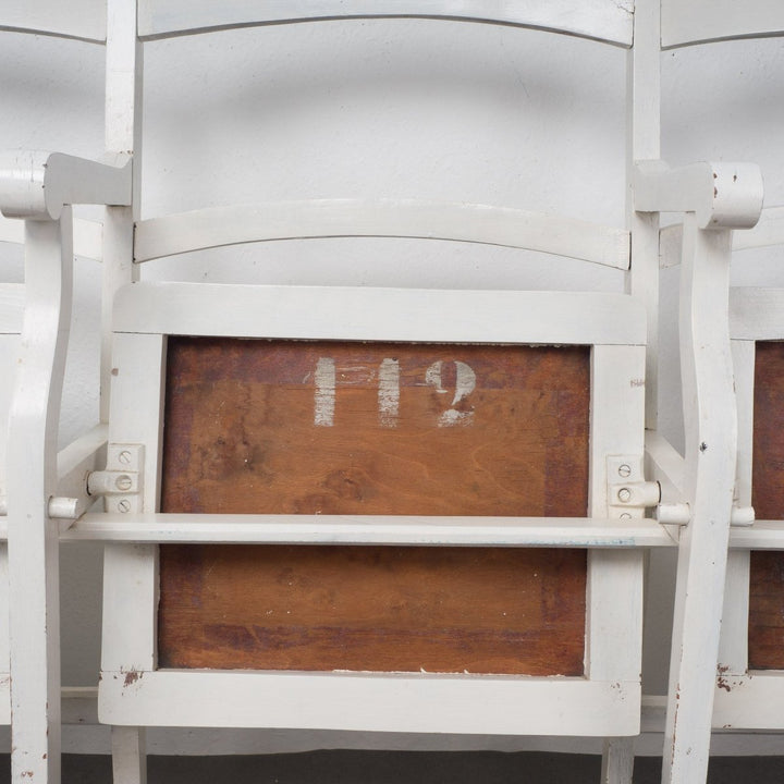 Vintage bank met houten klapstoelen uit een theater - De Tuin Der Kunsten
