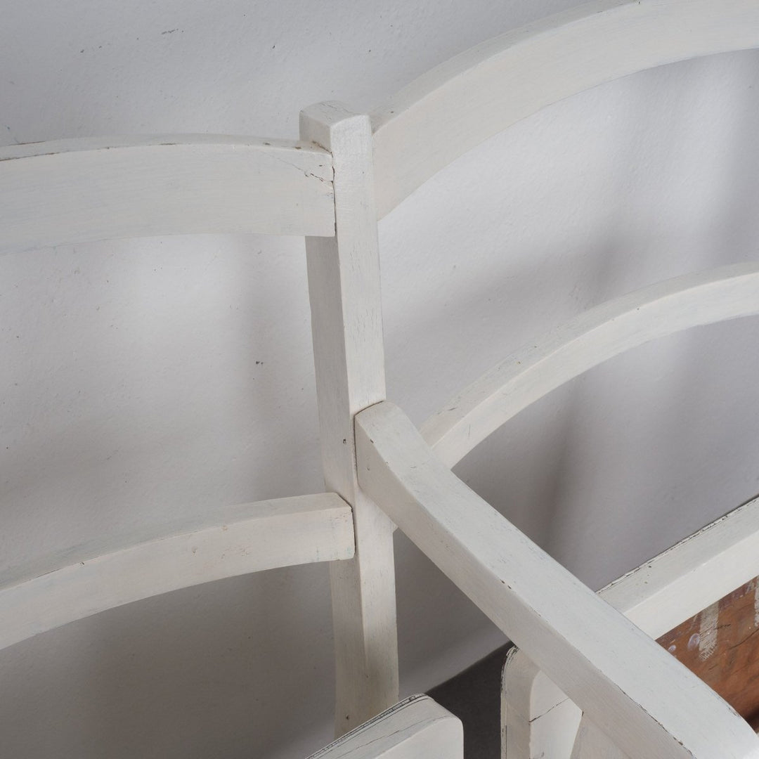 Vintage bank met houten klapstoelen uit een theater - De Tuin Der Kunsten