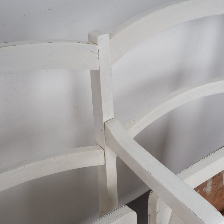 Vintage bank met houten klapstoelen uit een theater - De Tuin Der Kunsten